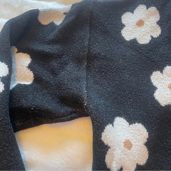 Daisy flower cropped cardigan sweater - Picture 6 of 10